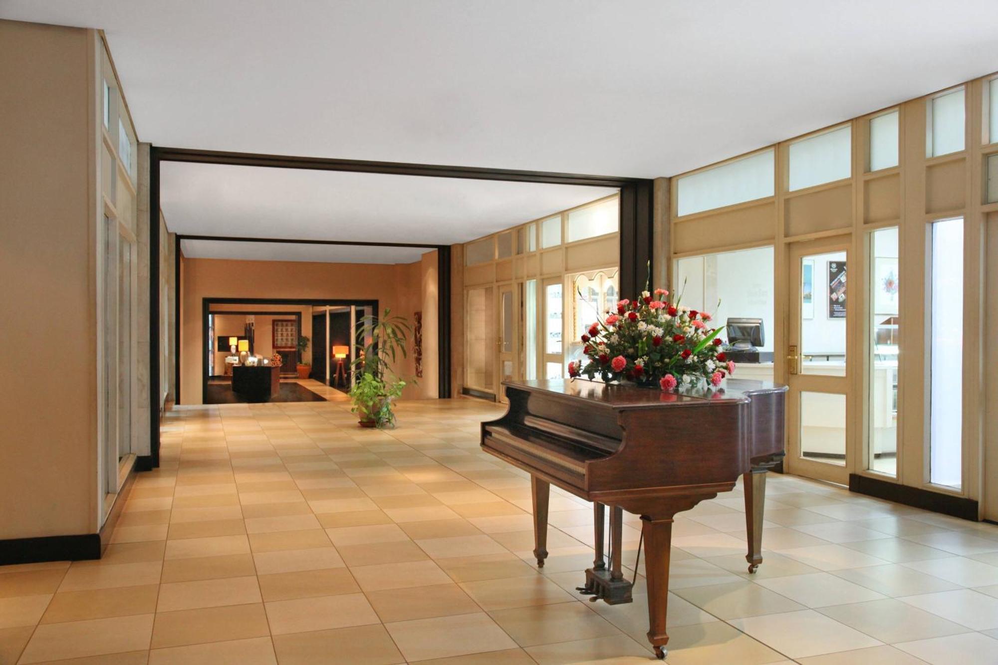 Sheraton Kampala Hotel מראה חיצוני תמונה